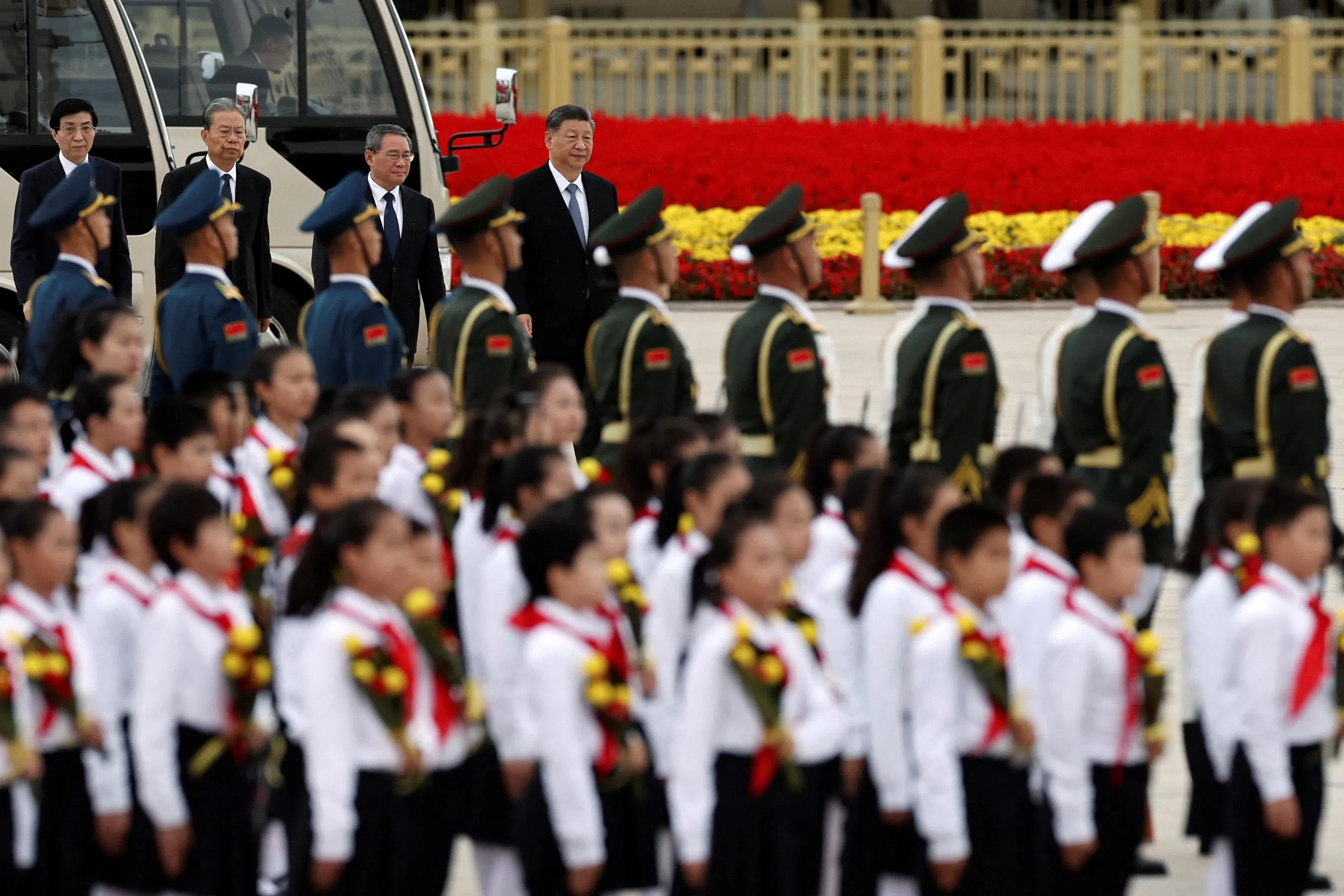 （右起）中国国家主席习近平、总理李强、全国人大常委会委员长赵乐际、全国政协主席王沪宁星期一（9月30日）上午抵达仪式现场。（路透社）