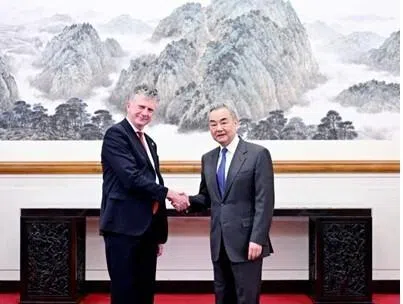 王毅会英国安顾问：斯塔默历史性访华应有历史性成果