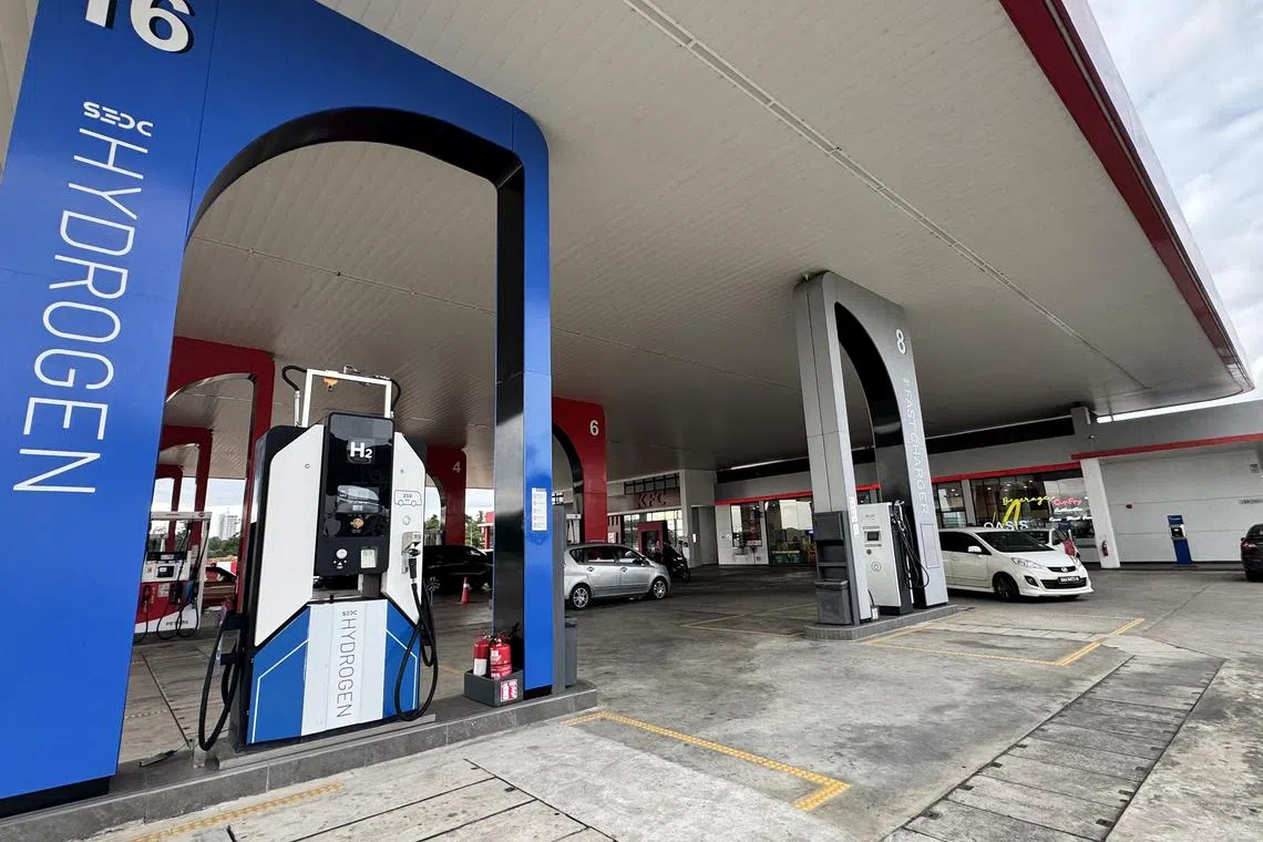 砂拉越石油公司在古晋运营的一家油站，除了销售汽油和柴油，也设有充电桩及加氢设施。目前，砂拉越政府拥有六辆氢能车作为官方用车，包括四辆丰田Mirai和两辆现代Nexo。（萧郡瑜摄）