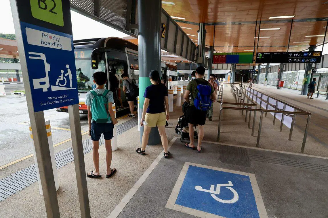 裕廊镇大会堂巴士转换站提供了不少包容设施，例如每个候车处提供有座位和可以停放轮椅的优先候车区。（邬福梁摄）