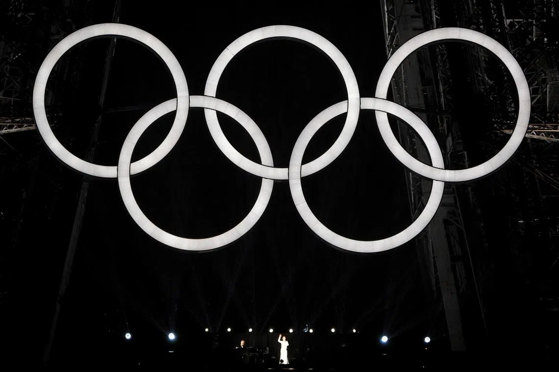 加拿大著名女歌手席琳狄翁在开幕式尾端突然现身埃菲尔铁塔高唱法国名曲。（海峡时报）