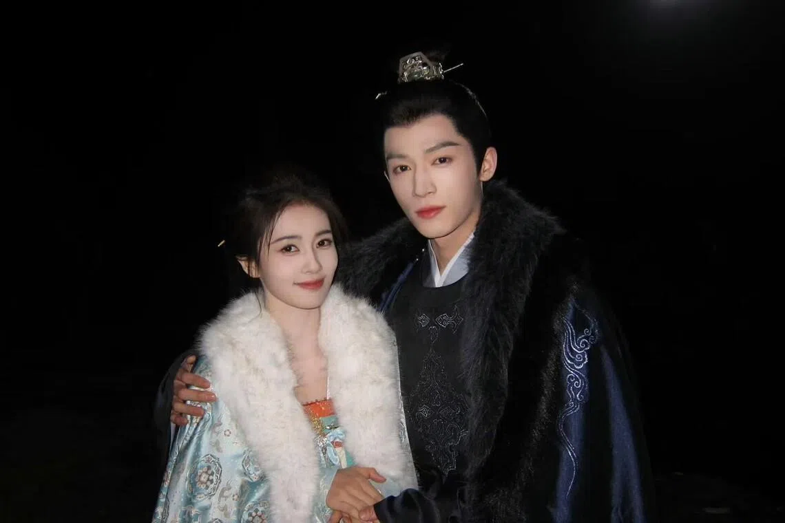 白鹿（左）和王星越在《唐宫奇案之青雾风鸣》再次合作，王星越此次终于当上白鹿男主。（取自王星越微博）
