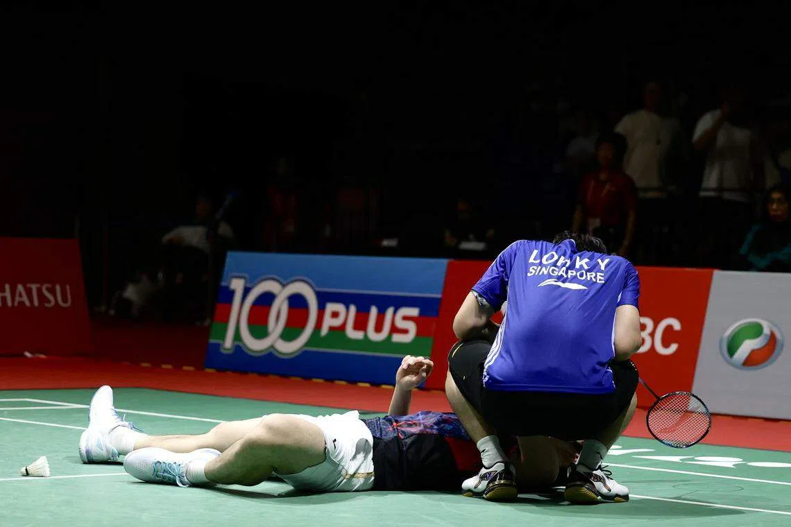 骆建佑（右）杀球时不慎击中王子维的左眼后，马上绕去场边查看。（陈芷馨摄）