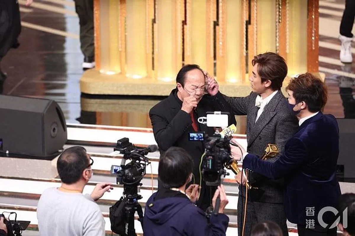 谭俊彦和狄龙的温馨互动。（视频截图）