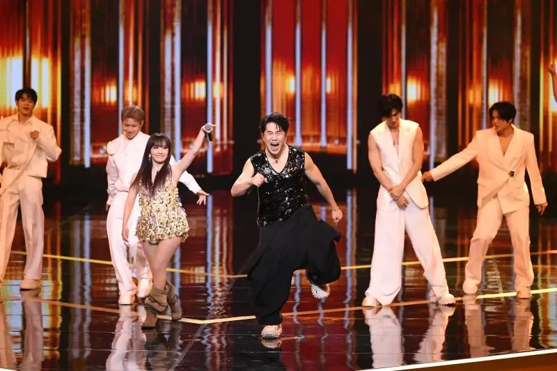 罗时丰（右三）在今年的金钟奖颁奖礼上载歌载舞。（互联网）