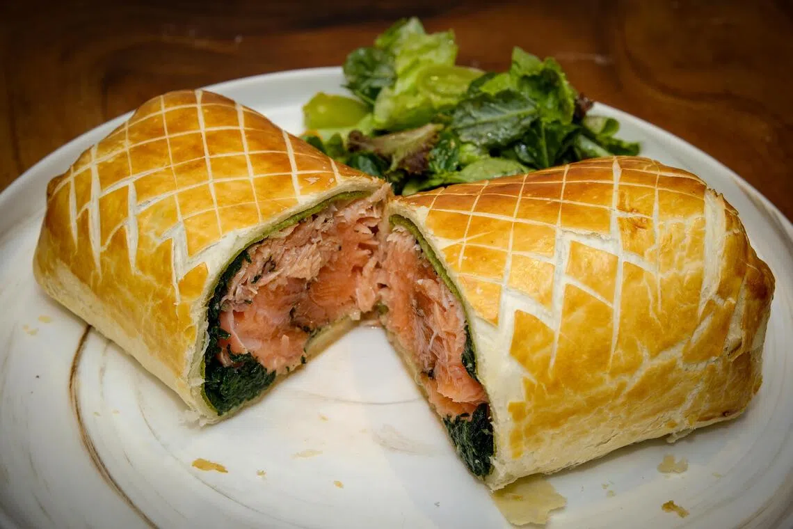 利晋文的家庭版三文鱼威灵顿。（曾坤顺摄）