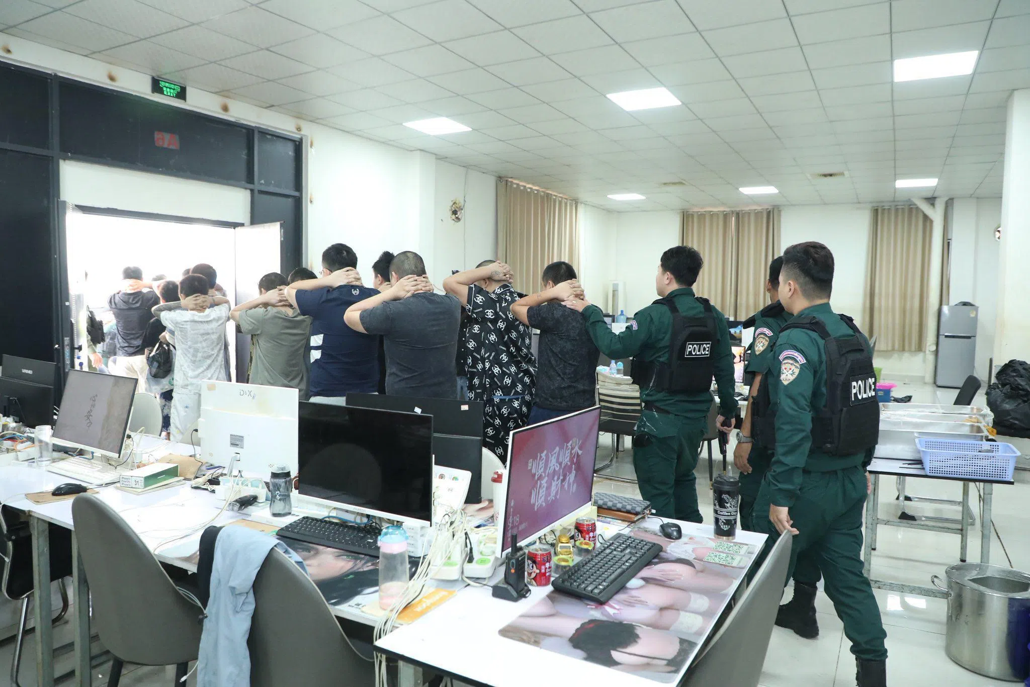 诺万城赌场电诈园区共有22栋建筑，大批被指参与诈骗的嫌疑人当场被捕。（取自柬埔寨警方脸书）