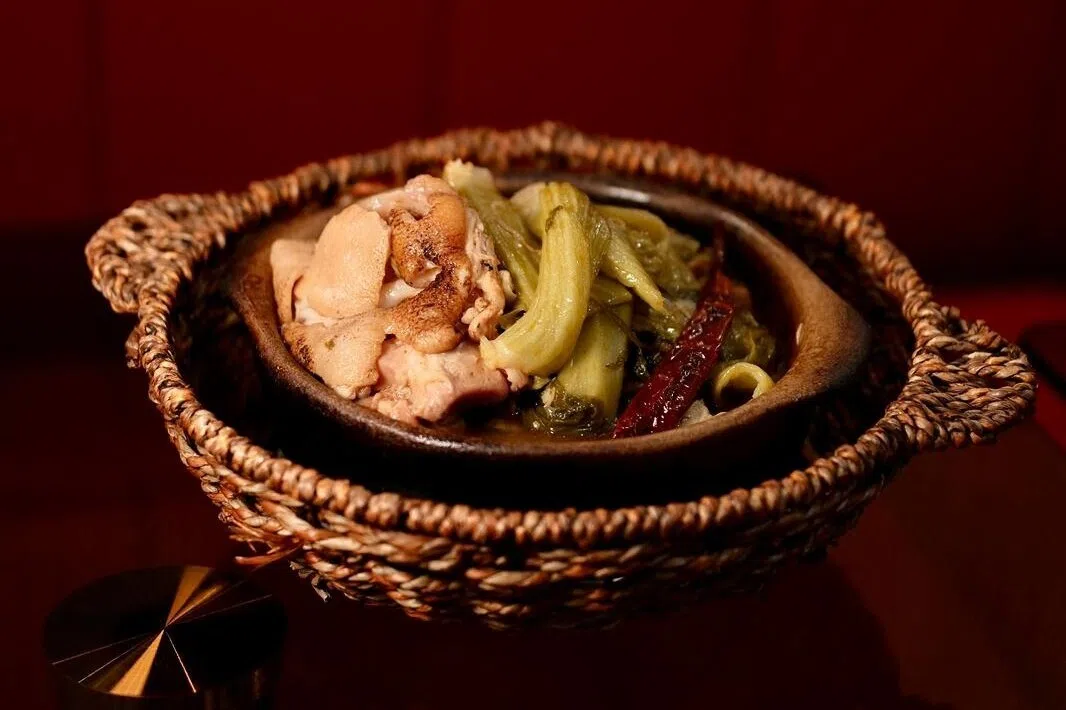 以芥菜、罗望子和番茄焖制的菜尾，是久违的家常菜。（陈爱薇摄）