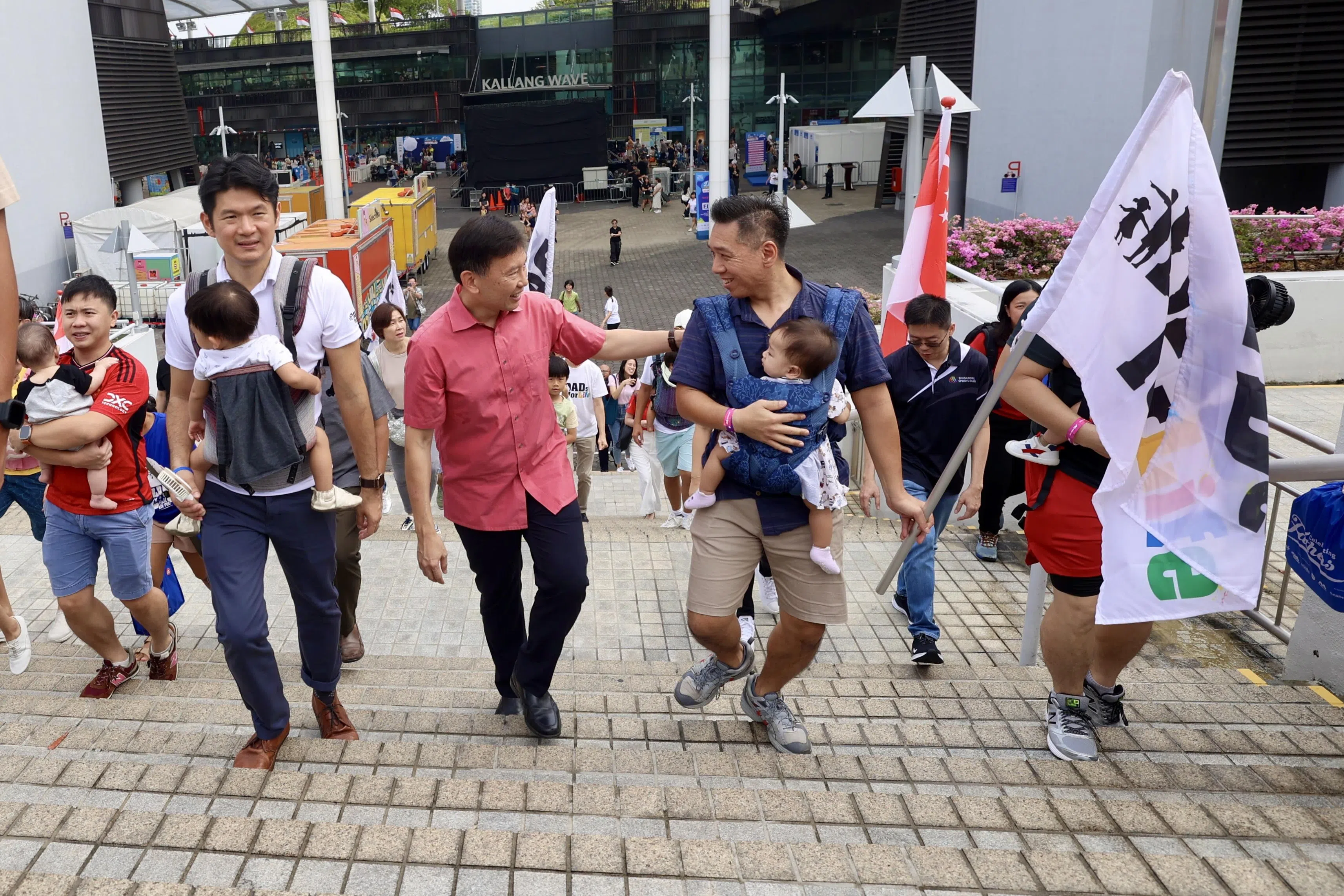 交通部长兼财政部第二部长徐芳达（左二）星期天出席爸爸外出日，与多名父亲一起步行并与他们交流互动。（郑一鸣摄）