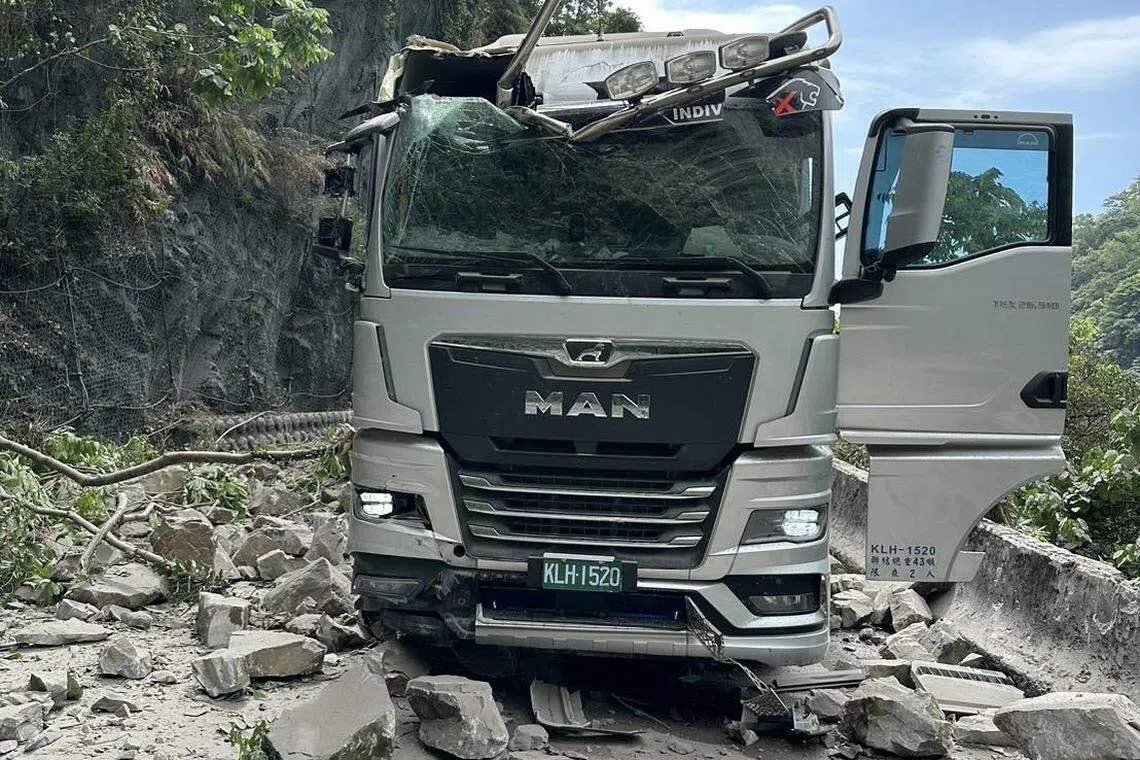 花莲大清水隧道口整片严重塌陷，完全无法通行，地震当下巨型落石砸下，其中一辆卡车的驾驶被巨石砸中，当场惨死。 （香港中通社）