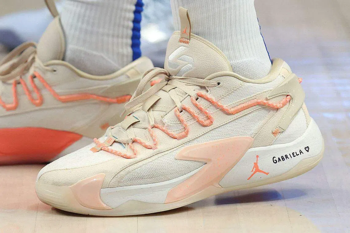 小牛球员东契奇（Doncic）在球鞋上写了女儿的名字“Gabriela”。（法新社）