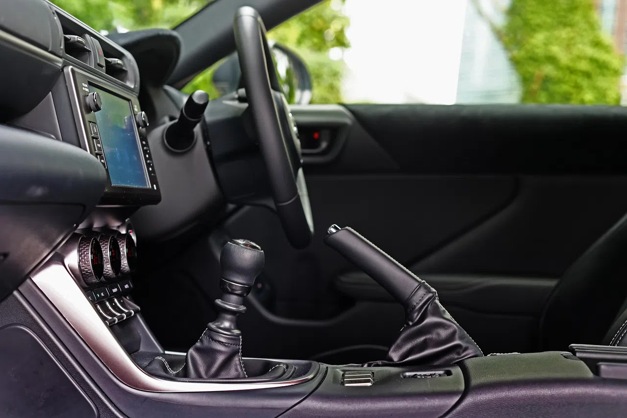 GR86采用手排换挡杆及手动刹车器，非常传统。（陈渊庄摄）