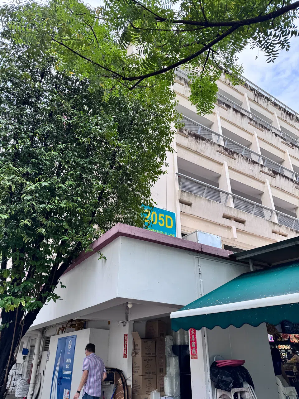 “大虾面”藏身康埔桦巷（Compassvale Lane）205D组屋楼下咖啡店。（林安娜摄）