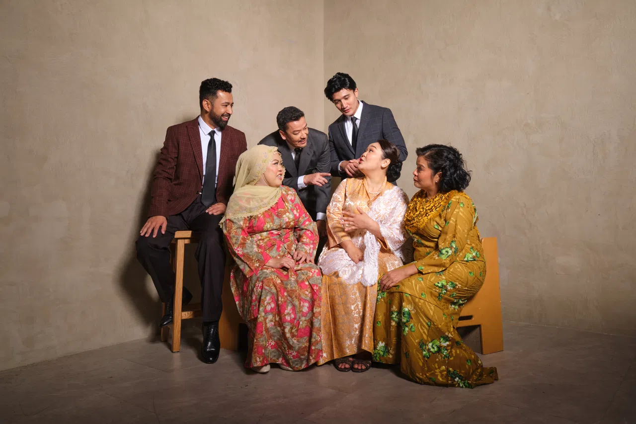 《尤索夫：总统肖像》由Dalifah Shahril（前排左起）、Siti Khalijah，Farah Ong，Ghafir Akbar（后排左起），Sani Hussin和Fauzie Laily主演。（视野剧团提供）