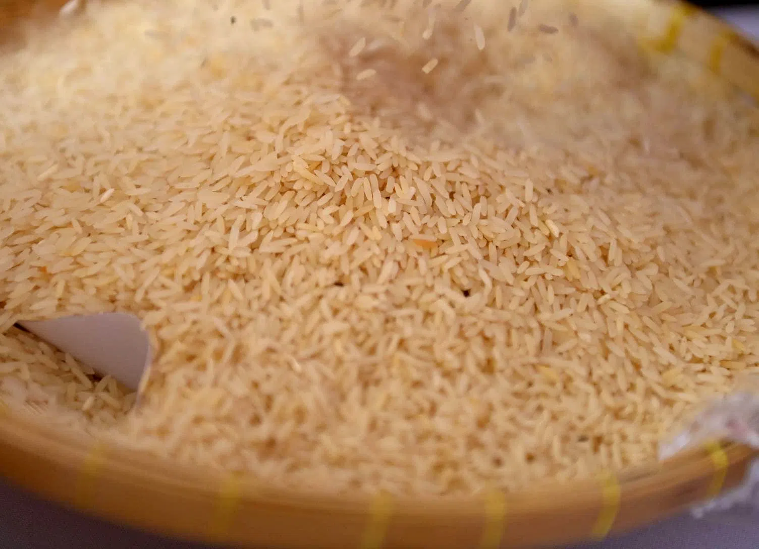 泰国首相社德他吃了前首相英叻执政时代囤积的旧米后，指这些大米虽不像新米那么白，但整体味道没有差别。（取自泰国商务部脸书）