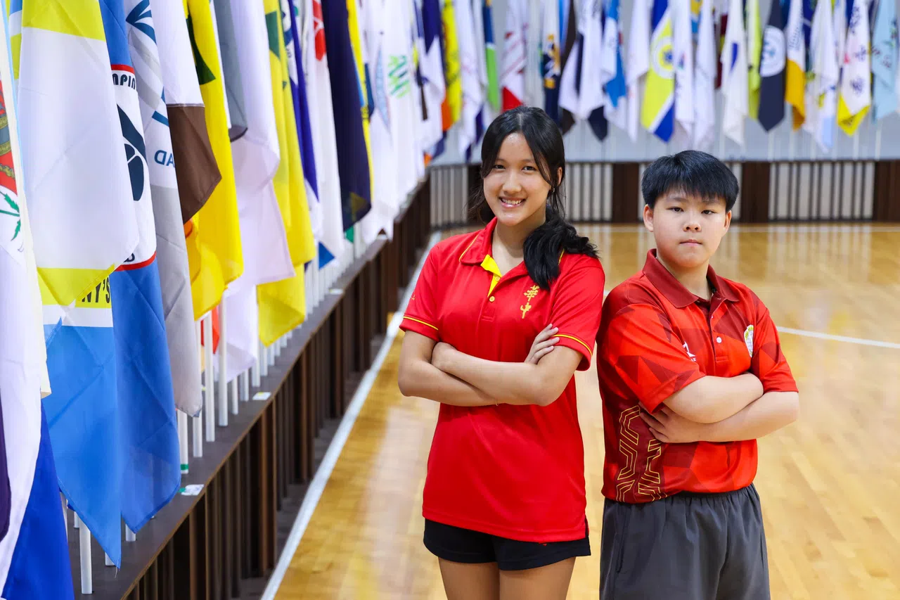 华侨中学的许恩乐（左）和启化小学的张毅慷（右）作为校队的主力，将分别代表学校参加水球和乒乓球比赛。（林明顺摄）