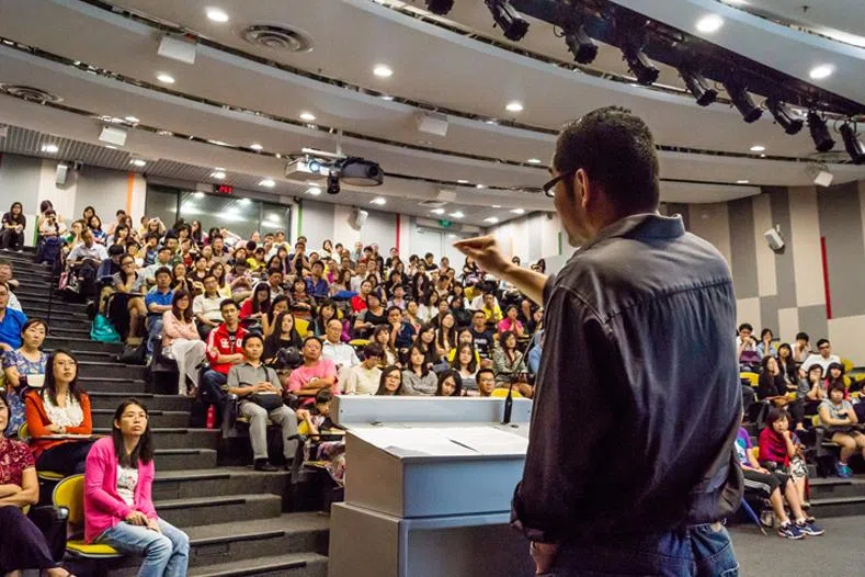 2014年，苏童在南大演讲“我的文学时代”。（取自NTU-NAC华文创作项目网站）