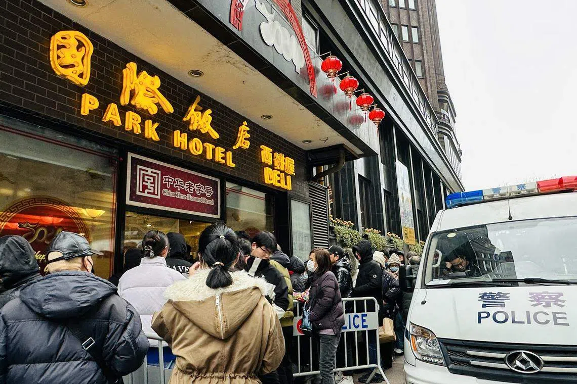 《繁花》播出后，售卖剧中同款蝴蝶酥的国际饭店西饼屋门前排起上百米人龙，至少要排队四个小时才能买到。（陈婧摄）