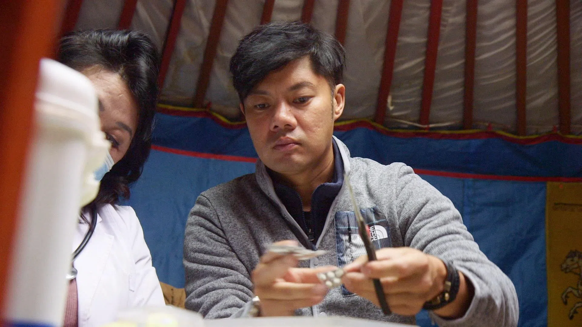 杨君伟在得奖节目《寻医》里，于蒙古医院学习如何进行临终护理。（档案照）