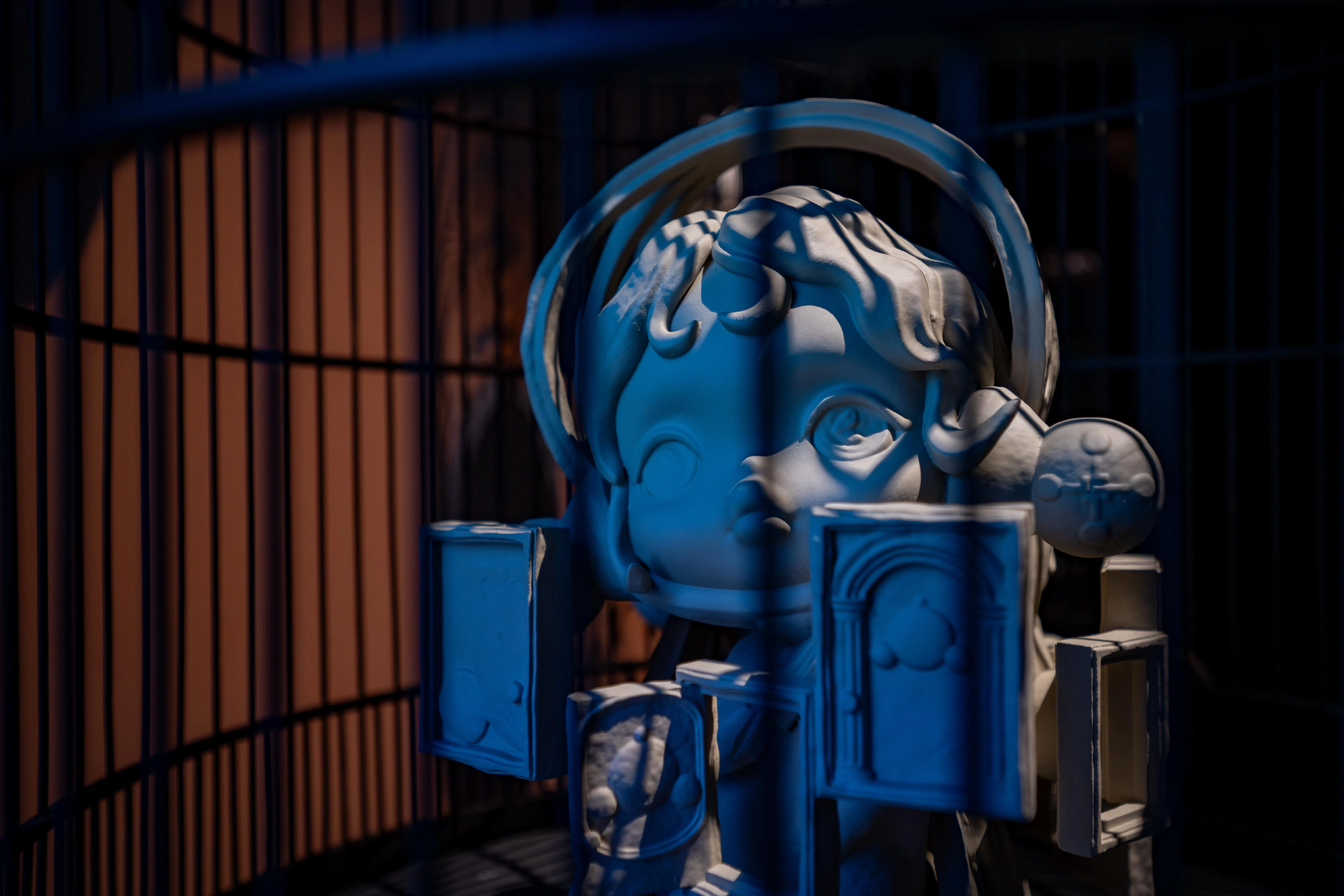 鸟笼中的Skullpanda是新加坡展览的独家装置。（新加坡国家博物馆与Pop Mart提供）