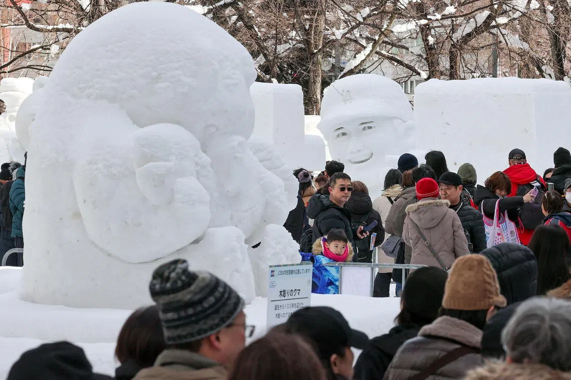 2月4日，到2025年“札幌冰雪节”举行地点参观的游人众多。（法新社）