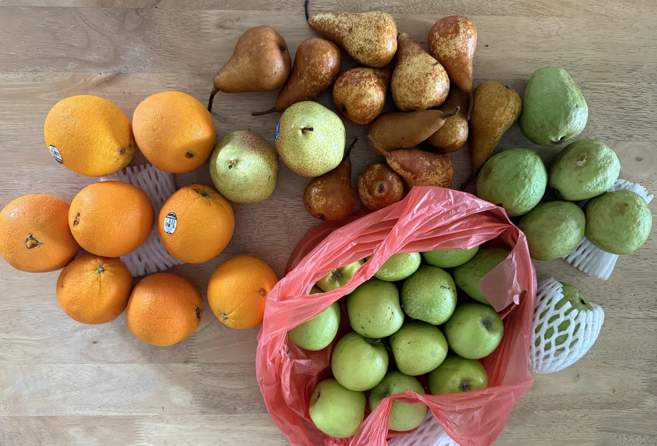 记者买到的10元惊喜水果袋内容丰富，水果也很新鲜。（陈映蓁摄）