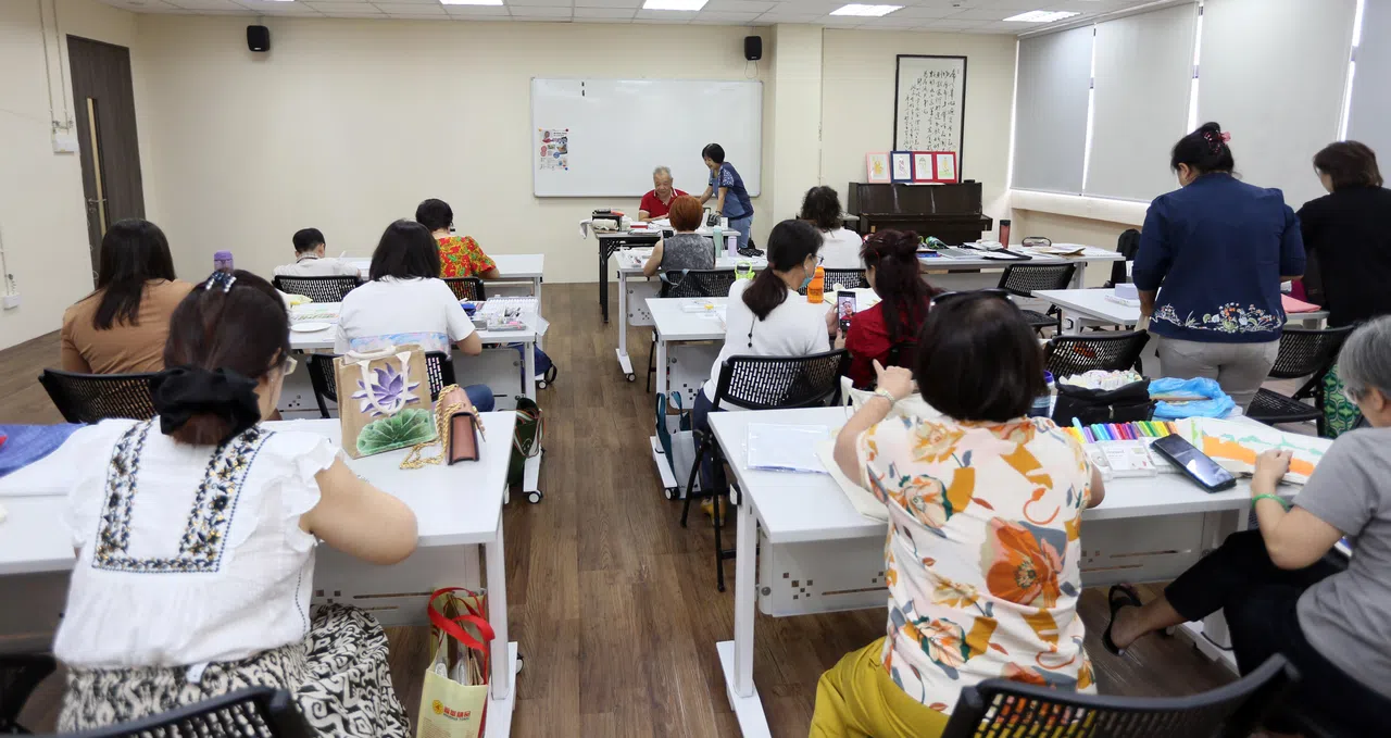 福州会馆成人绘画班自2022年起，每两个月一届，已开办了16届，每届吸引10多名学员。（吴瑞恩摄）