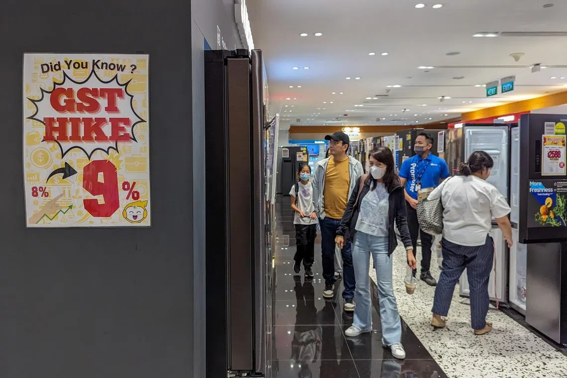 迎接2024年元旦的前夕，不少公众趁消费税上调前最后一分钟购物。一些商家也在店内张贴海报，并通过广播提醒消费者，希望吸引更多顾客消费。（卓祾祎摄）
