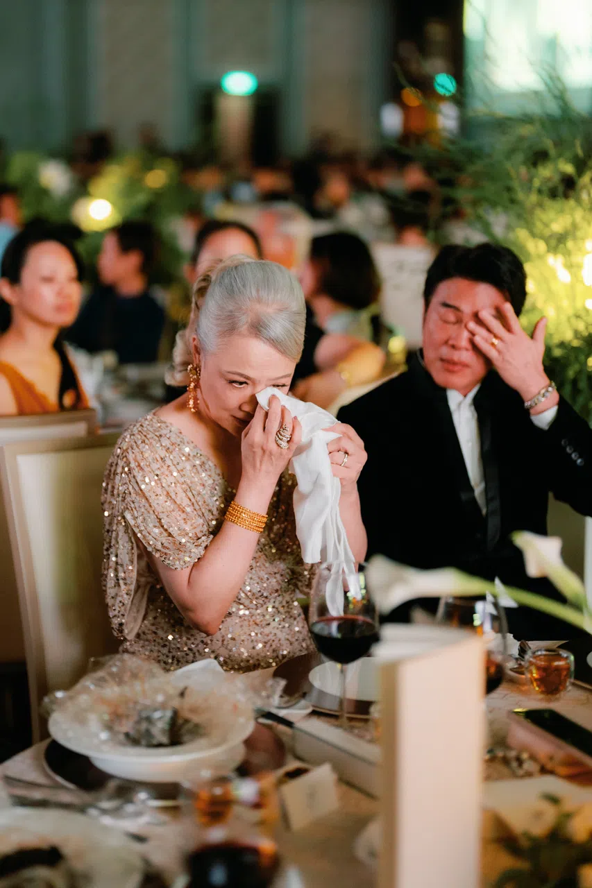 女儿出嫁，郑各评（右）和洪慧芳两人感触落泪。（Antelope Studios提供）