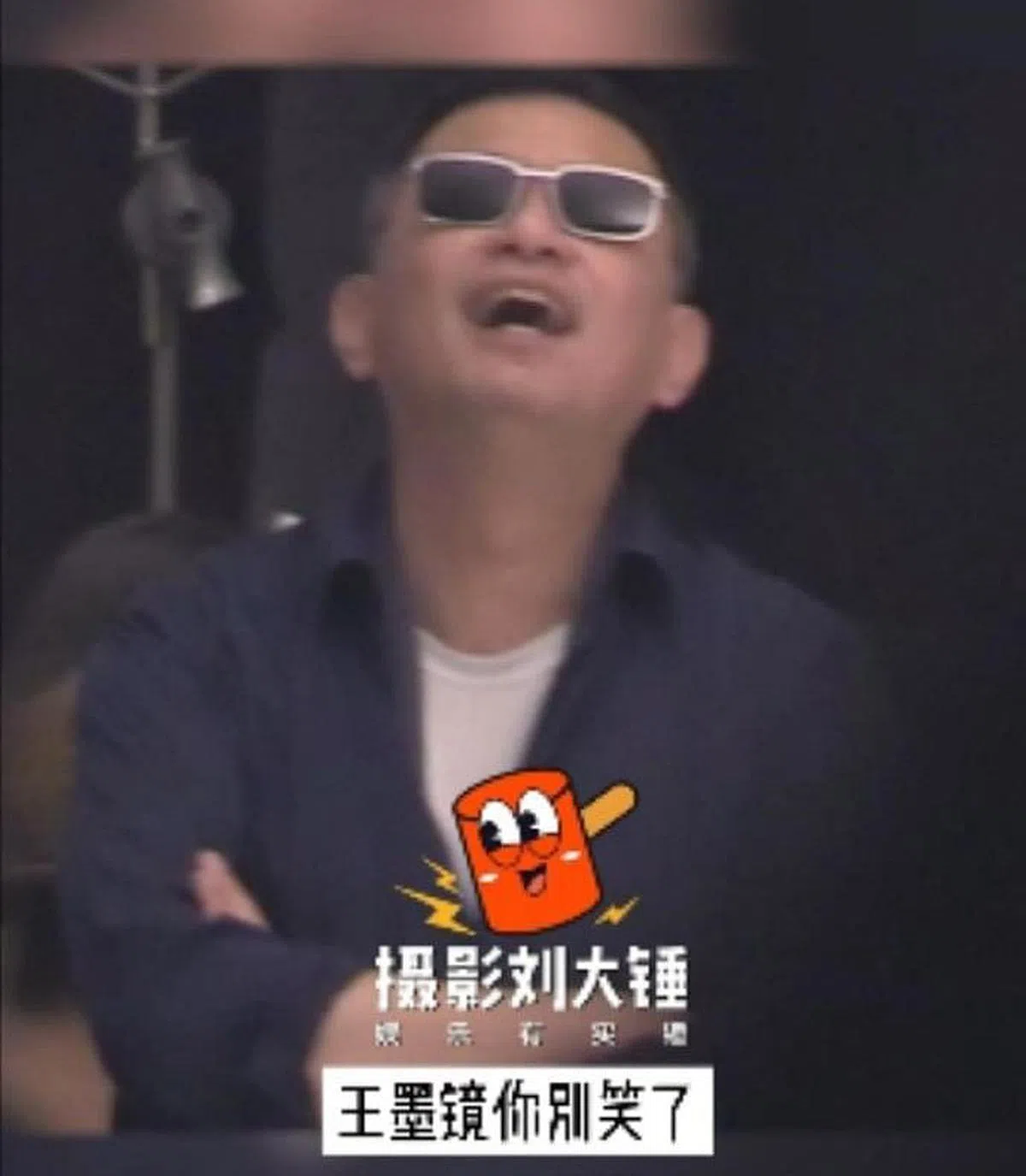 王家卫被拍到在片场仰头大笑，现场气氛融洽。（图/互联网）