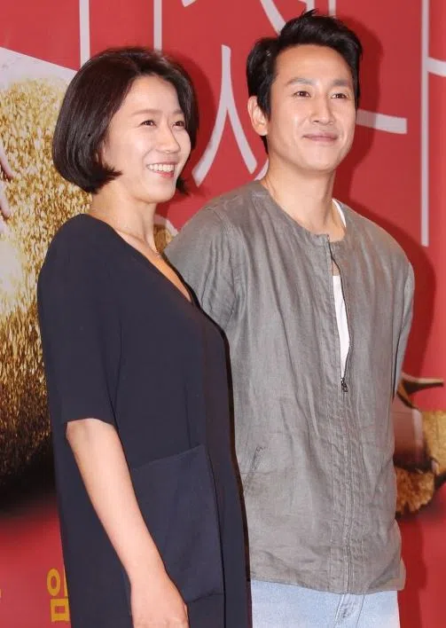 李善均涉嫌吸毒，妻子田慧振也受到牵连，夫妻俩共同代言的通讯广告也被下架了。（互联网）