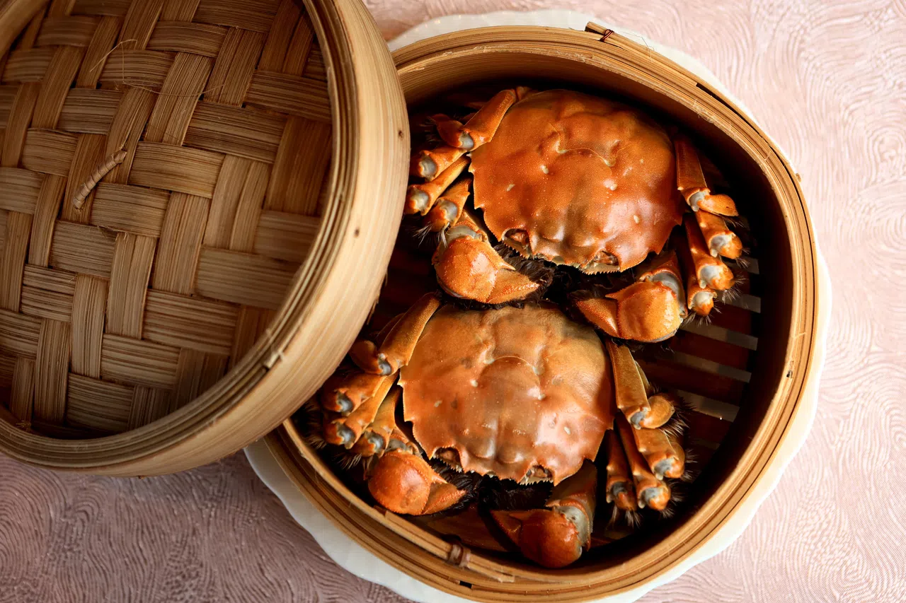大闸蟹性寒，餐馆一般蒸蟹时会用紫苏叶去腥味和减轻寒性。（龙国雄摄）