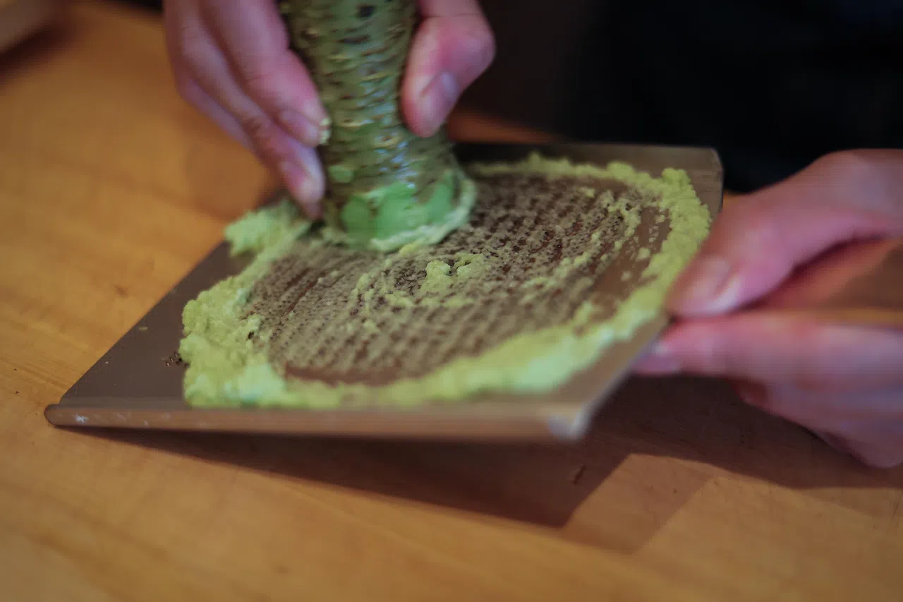 只有当山葵根茎被切开或研磨时，芥子酶与硫葡糖苷才会发生反应，生成辛辣的异硫氰酸酯。（龙国雄摄）