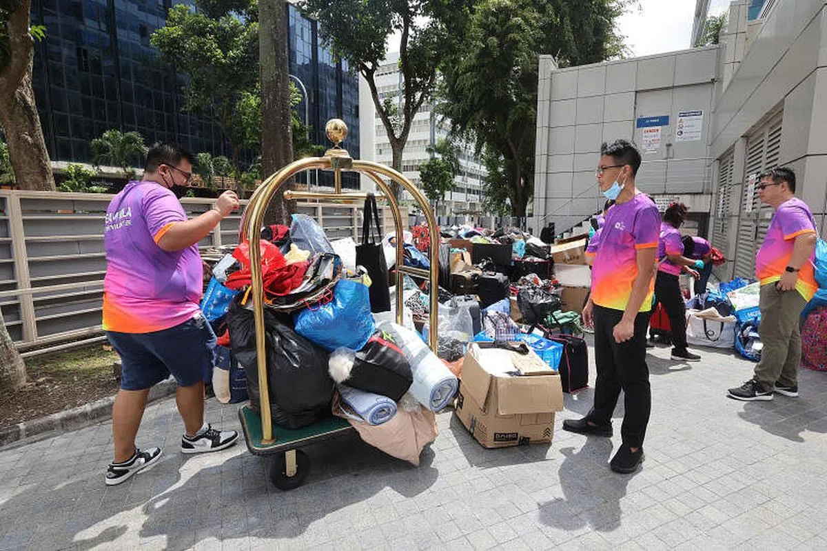 星期六在场的20名义工已完成收尾工作，将须丢弃和可回收的剩余物品打包，过后会有垃圾车和回收车将物品收走。（唐家鸿摄）