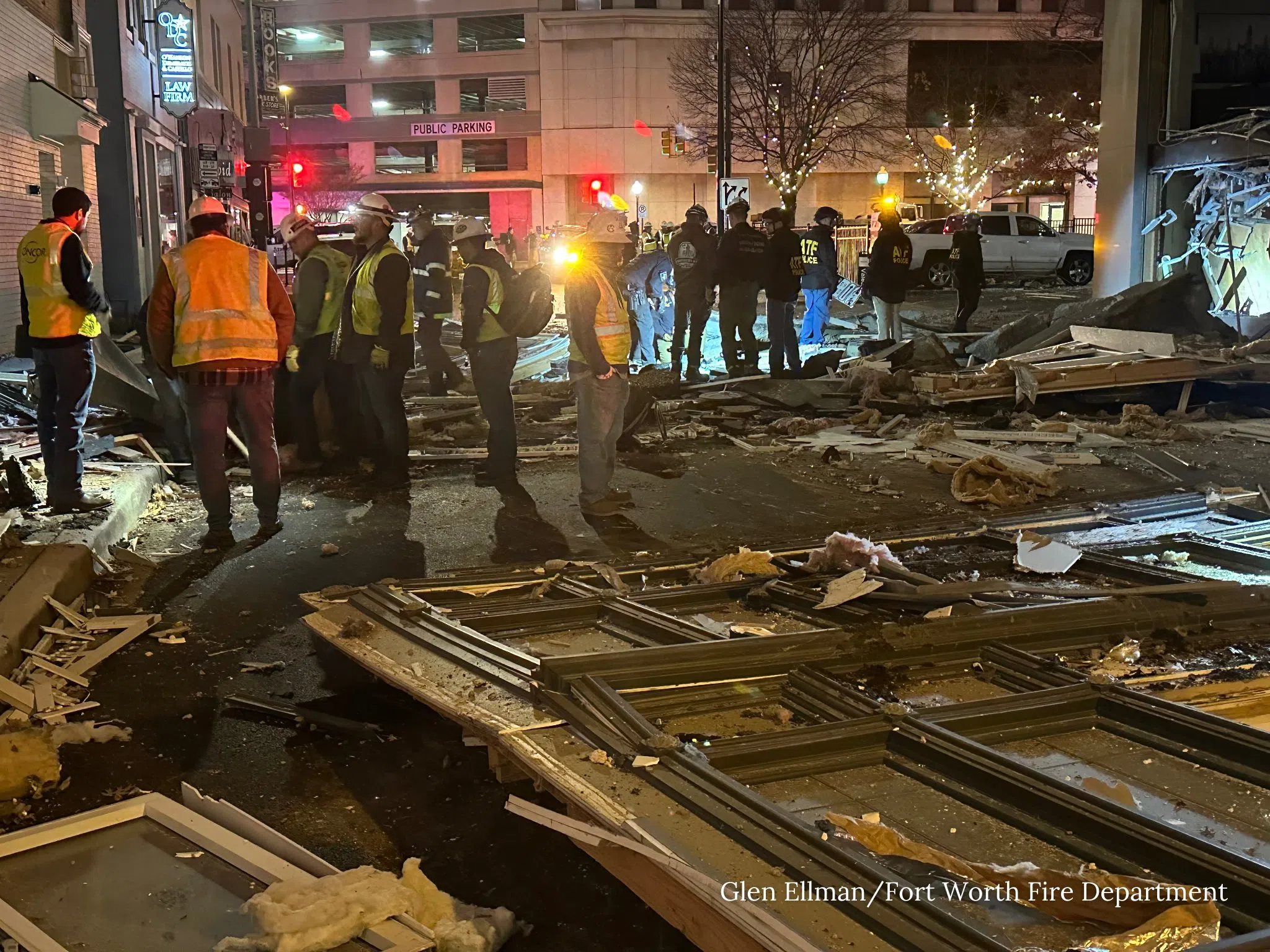 爆炸原因仍在调查，沃斯堡消防局早前在X社媒平台说，爆炸可能是煤气泄漏造成，事发时酒店里正在施工。（取自沃斯堡消防局X账号）