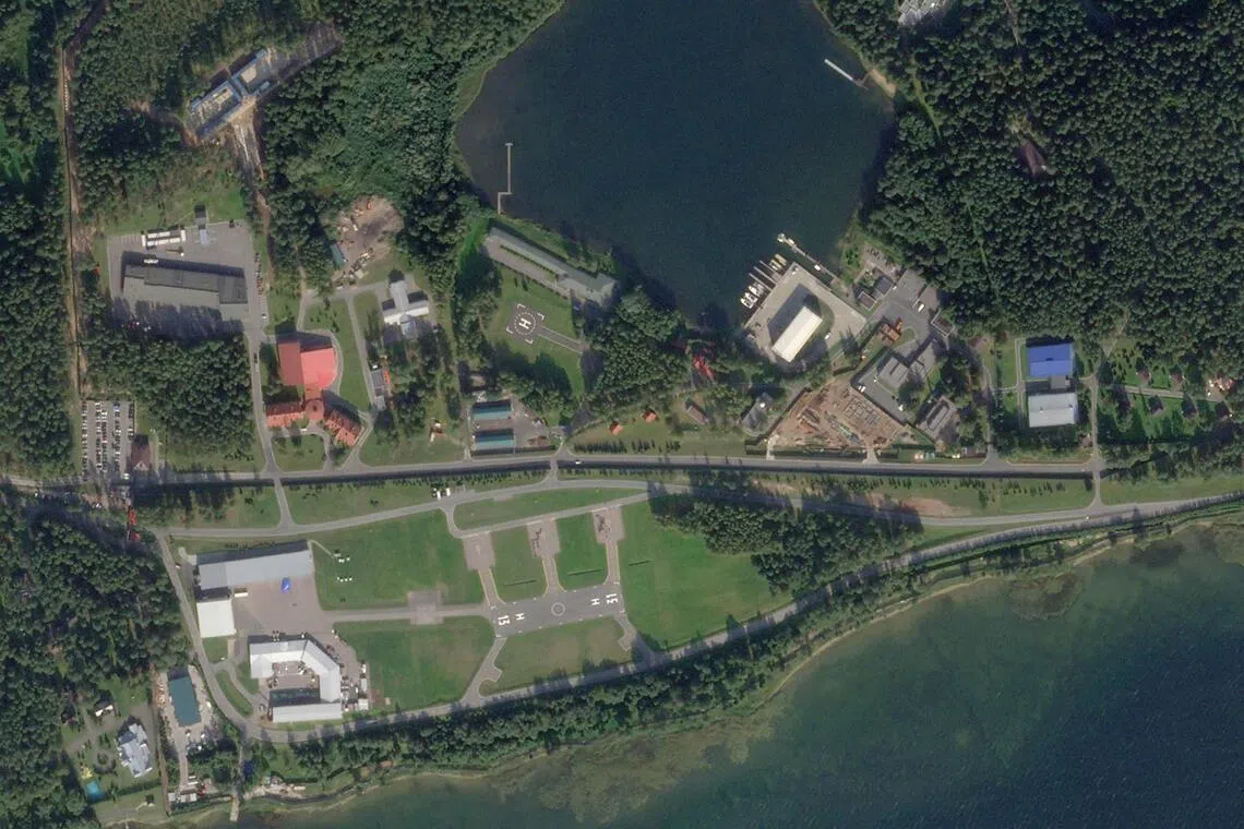 2025年12月29日，乌克兰总统泽连斯基指责莫斯科试图破坏美国主导的旨在结束战争的外交努力。这张由Planet Labs PBC于2023年8月31日发布的卫星图像显示的是位于诺夫哥罗德州的瓦尔代住宅区。（法新社）