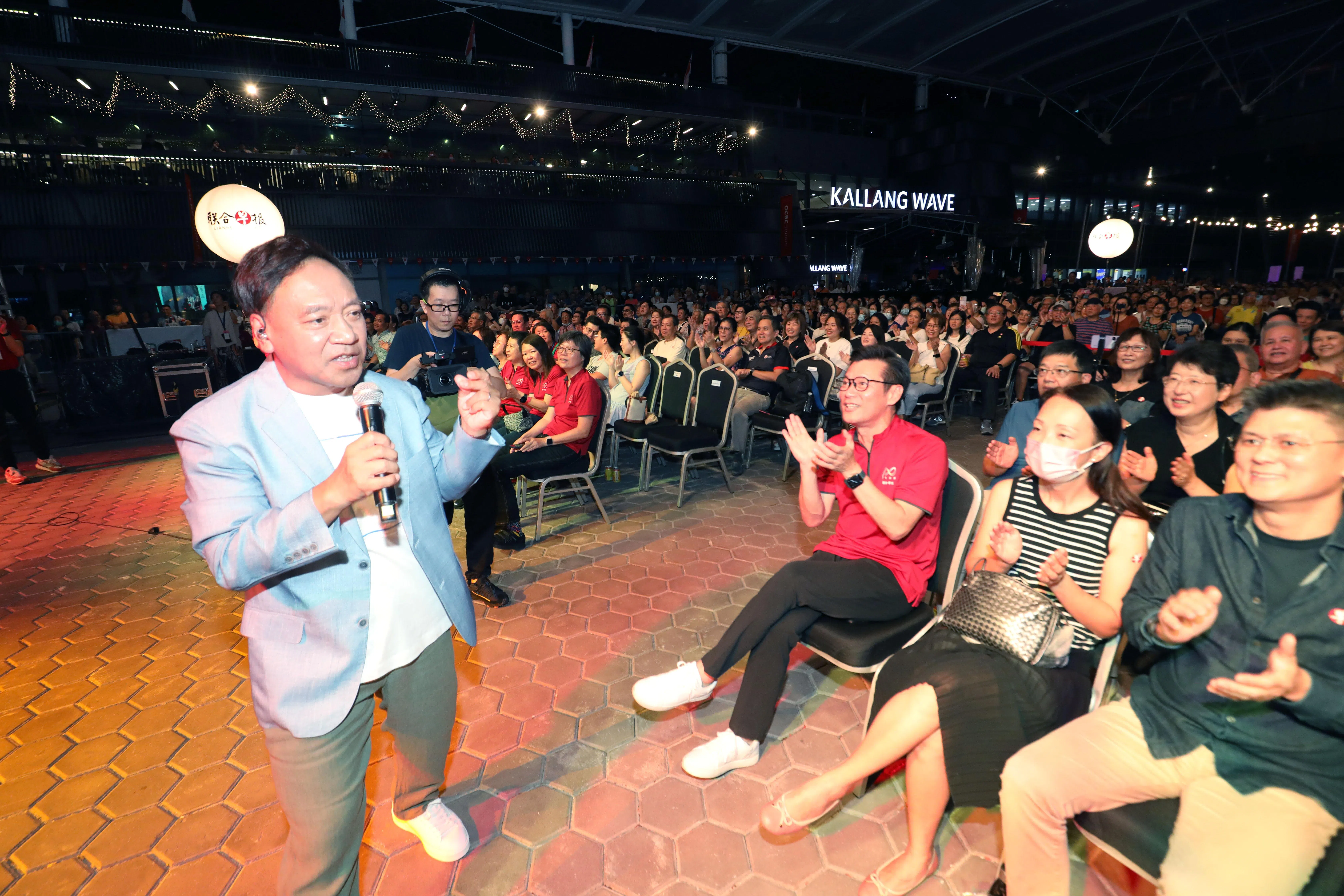 施孝荣以《归人沙城》和《张三的歌》等高亢的歌曲带动现场气氛。（邝启聪摄）