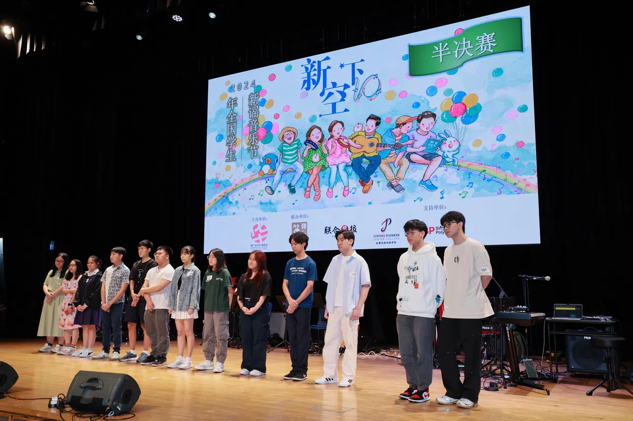 陈琨杰（右四）在作曲上遇到困难，但最终顺利克服完成歌曲。图为创作组（创意）参赛者上台听评审点评。（龙国雄摄）