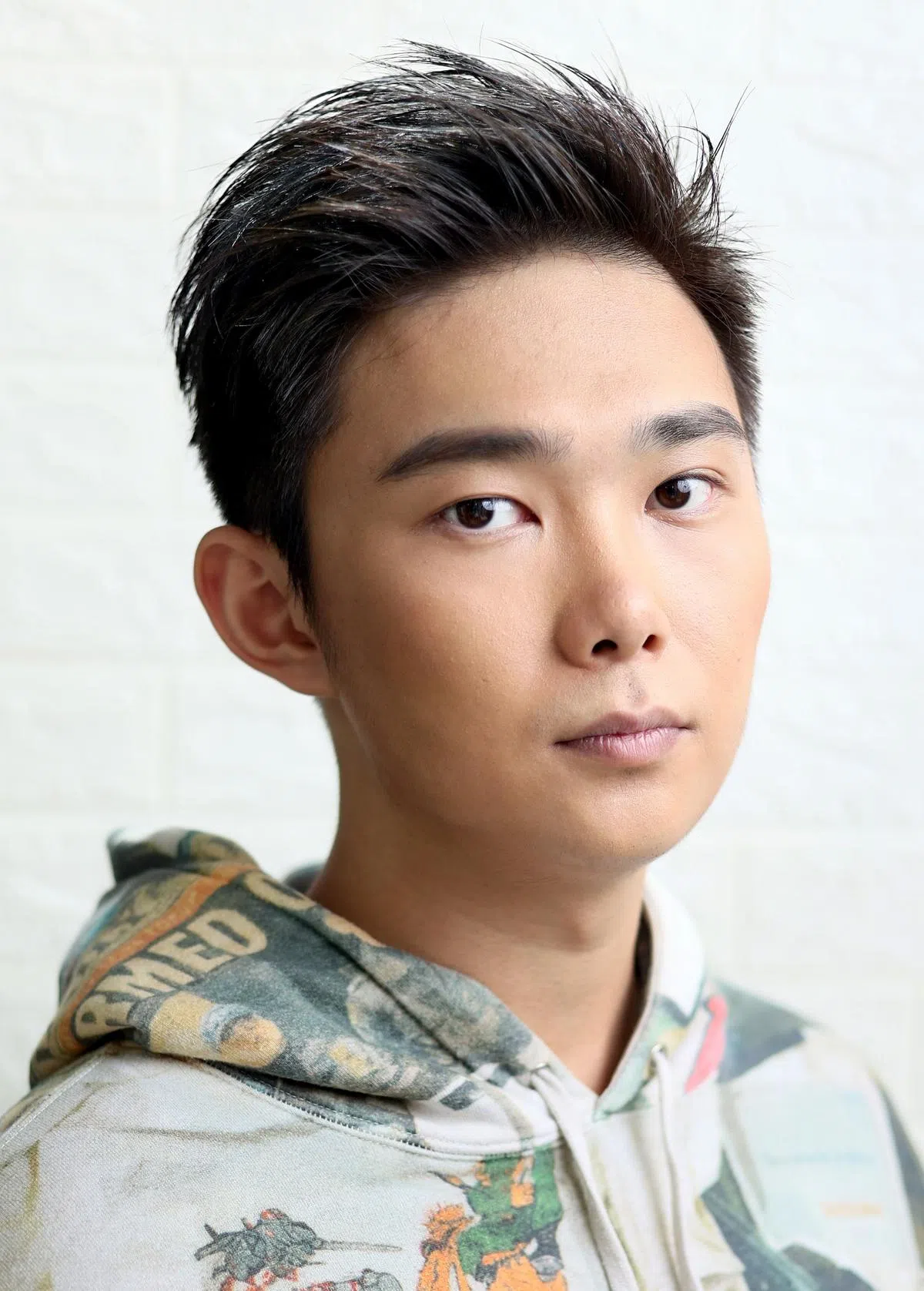 露出额头的发型，显得很有精神，适合正式场合。（龙国雄摄）