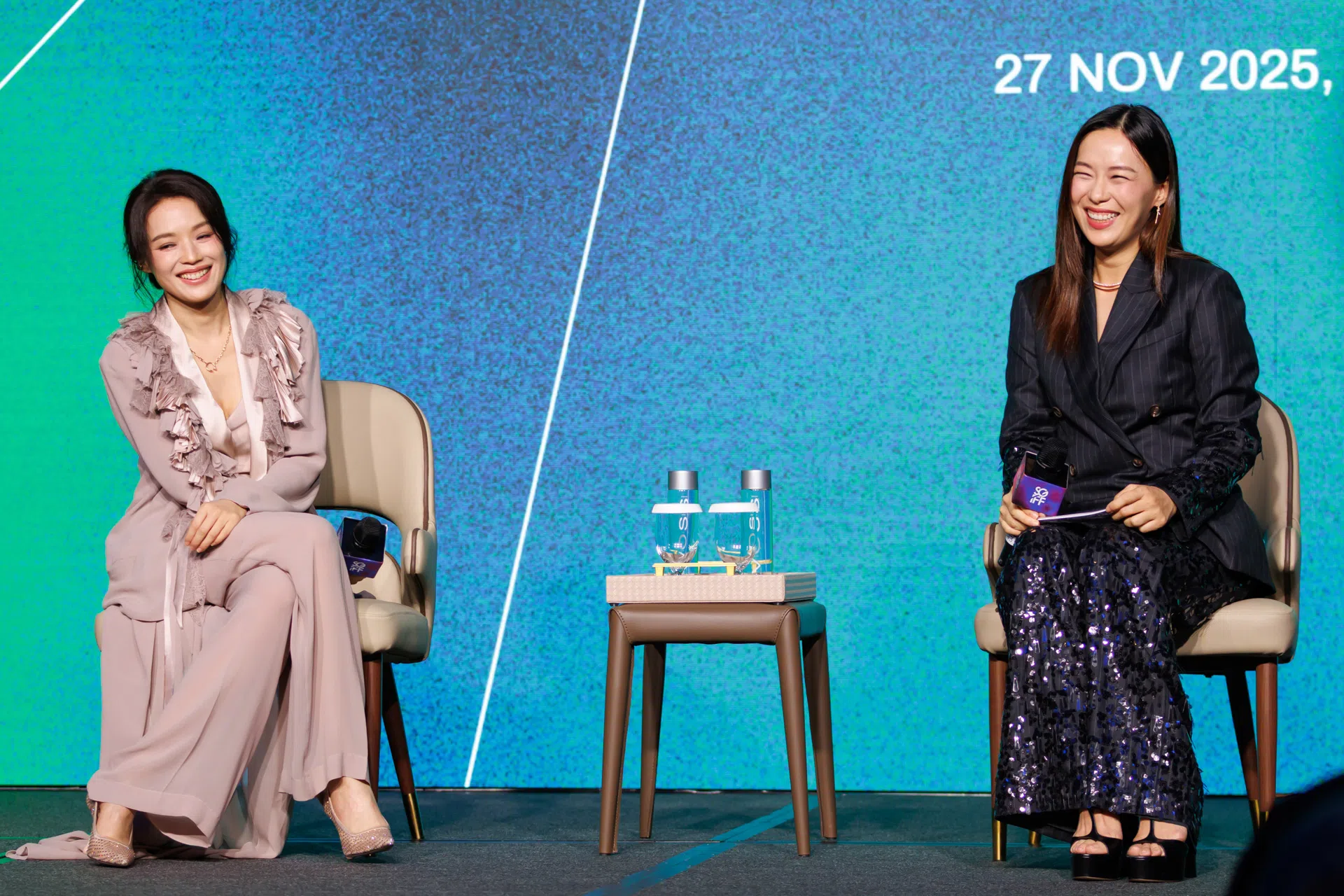 舒淇（左）来新出席新加坡国际电影节，与本地视后林慧玲进行对谈交流会。（新加坡国际电影节提供／Chris P Lim摄）