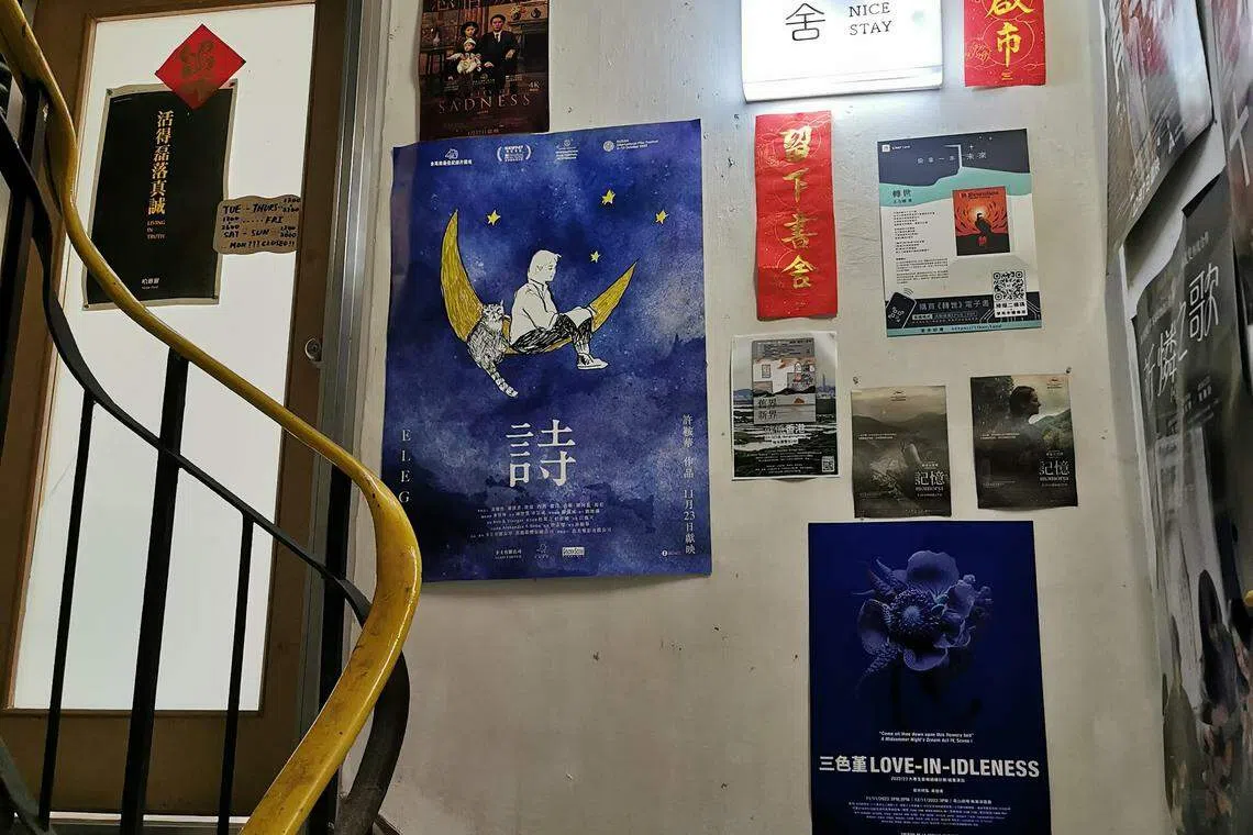 爬上西洋菜街一栋老旧大厦四楼，留下书舍外贴满电影海报。（陈宇昕摄）