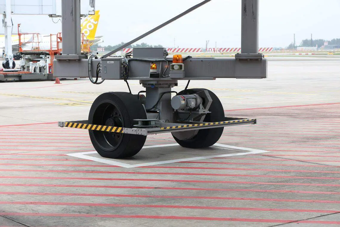 作为安全措施，登机桥的轮子装有感应器，可侦测是否有人接近。（唐家鸿摄）