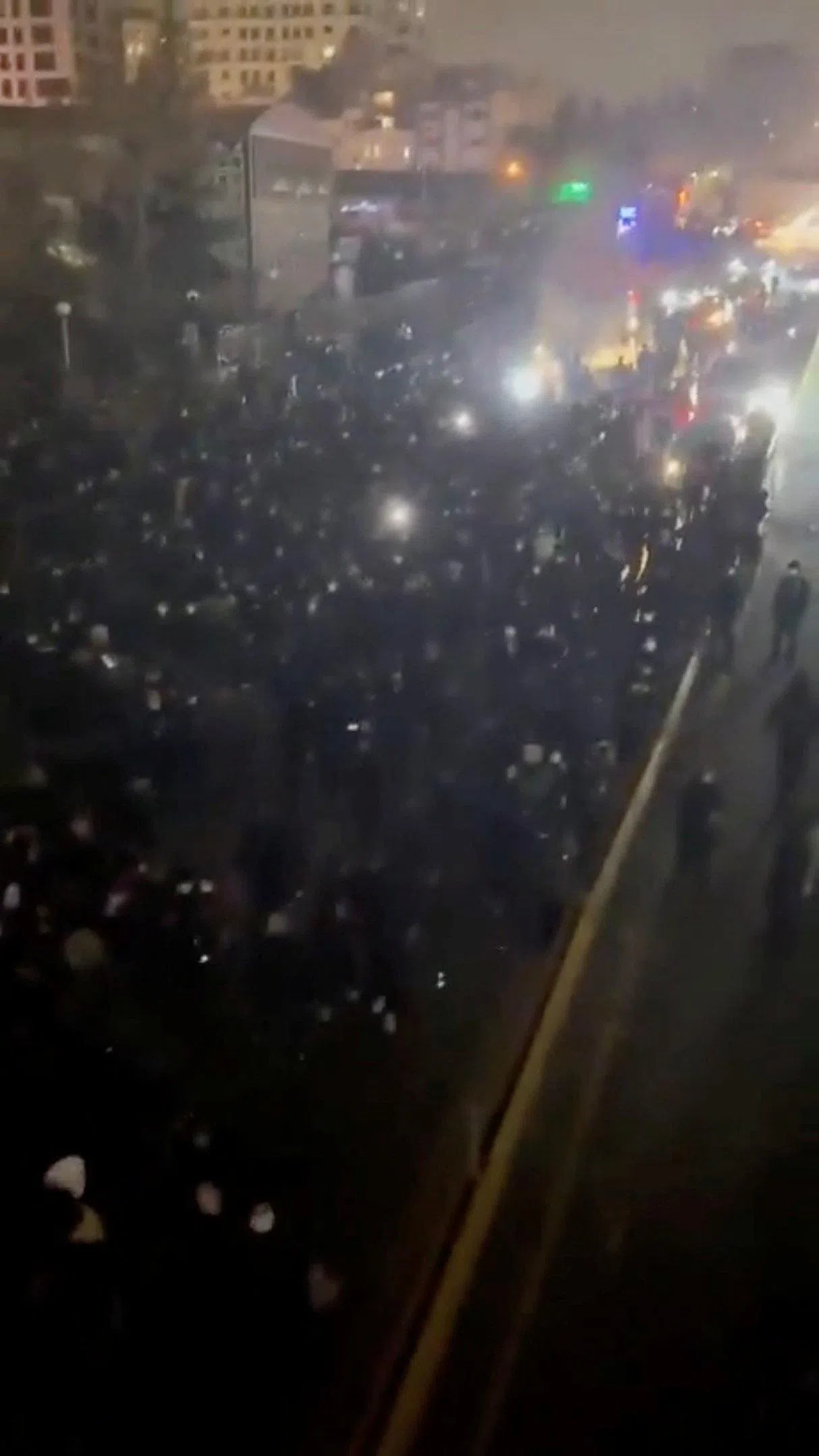 伊朗当局于1月9日切断互联网，阻止信息流通，但这似乎未能遏制示威活动蔓延。于1月9日上载到社交媒体的一段视频显示，有数百人在首都德黑兰游行。（路透社）