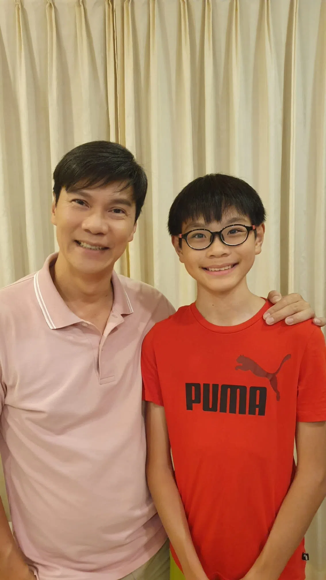 黄炯耀（左）认为二儿子考得不差。（黄炯耀提供）