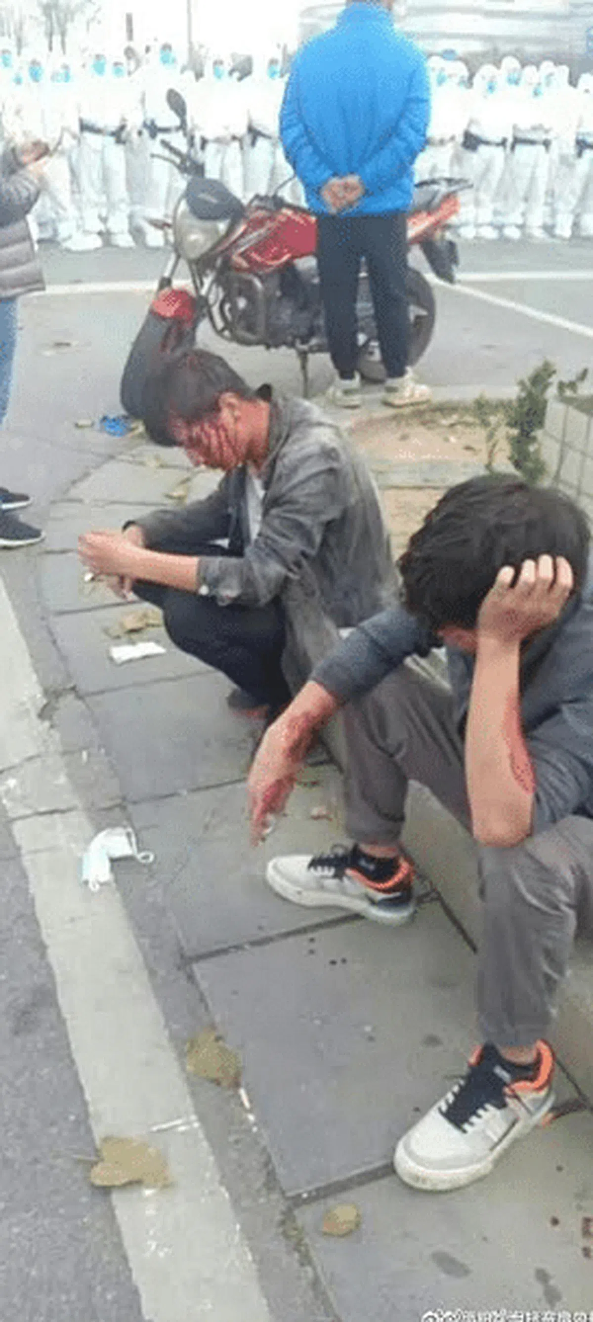 据传富士康工人在冲突中受伤流血。（微博） 