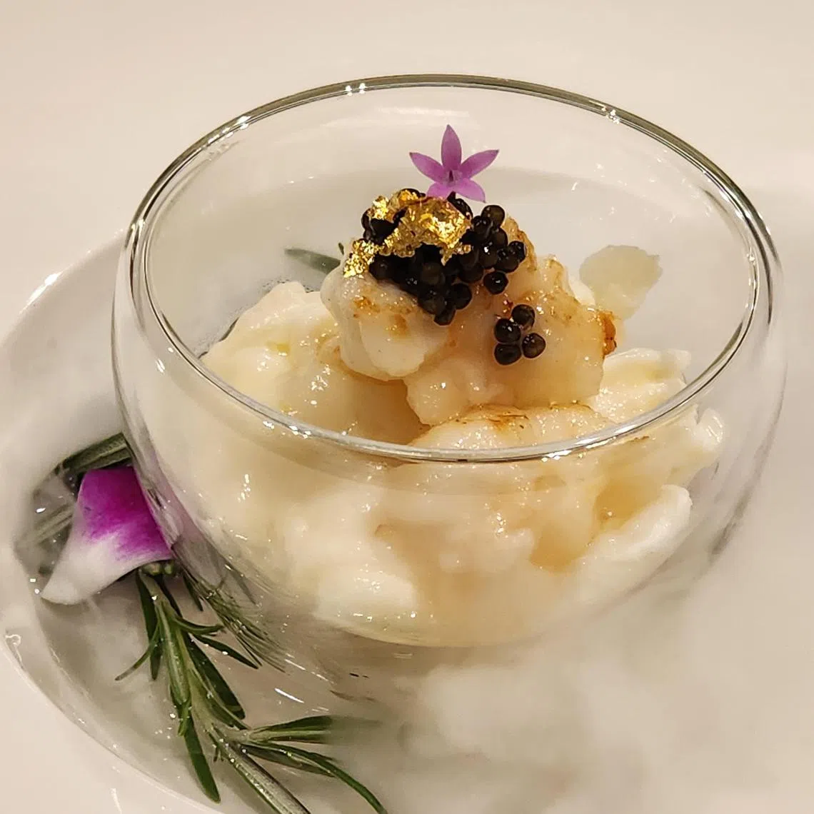 新御厨的雪花龙虾鱼子酱。（陈爱薇摄）