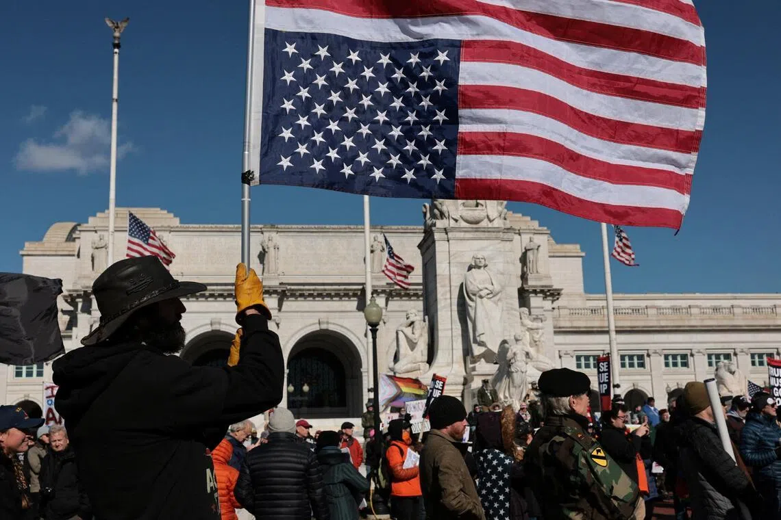 特朗普大刀阔斧精简联邦政府效率反降？ | 联合早报