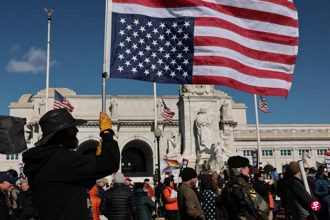 特朗普大刀阔斧精简联邦政府效率反降？ | 联合早报