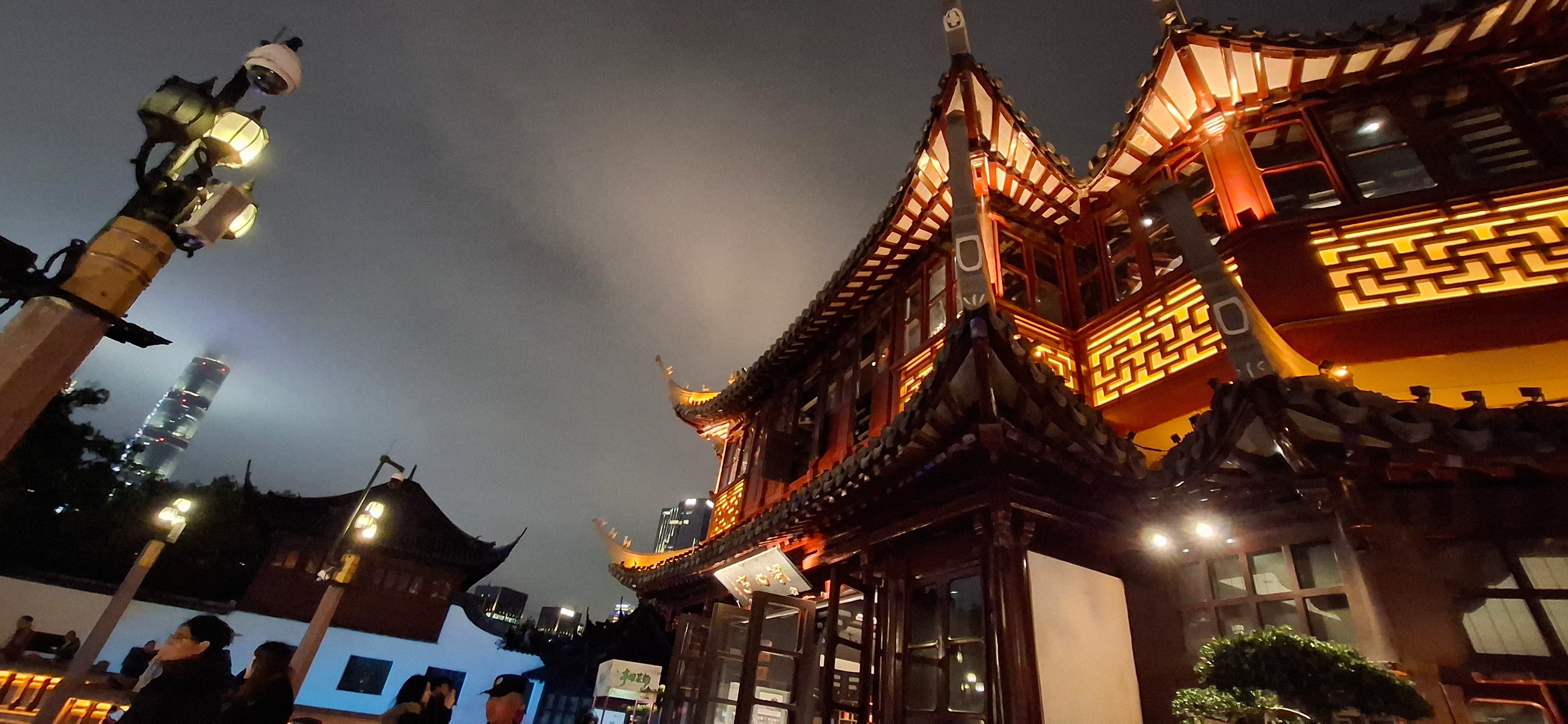 豫园九曲桥上的湖心亭，历经五百年风雨。（作者摄）