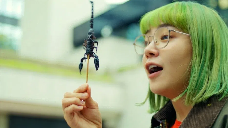 美食是剧集最大亮点，每集总能见到女主角津津有味地大啃怪料理。（互联网）